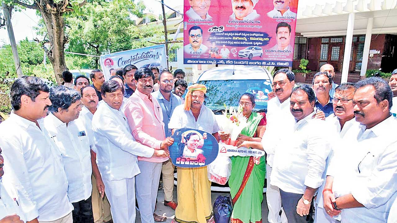 బలగం మొగిలయ్యకు కారు