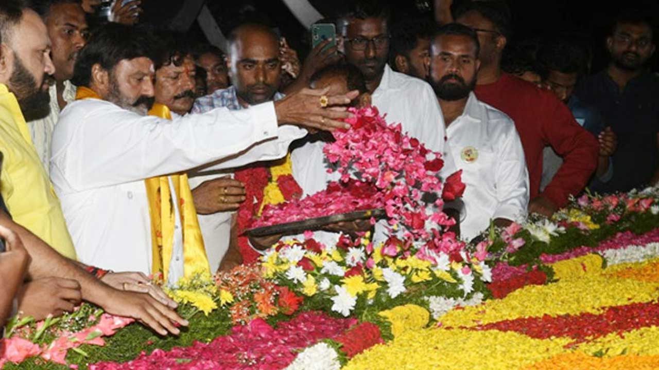 NTR | ఎన్టీఆర్‌కు నివాళులర్పించిన బాలకృష్ణ, జూనియర్‌ ఎన్టీఆర్‌