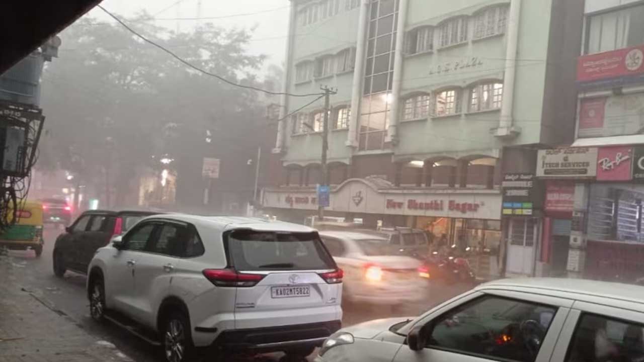 Bengaluru Rains | బెంగళూరులో భారీ వర్షం.. అండర్‌పాస్‌లో చిక్కుకున్న కారు..!