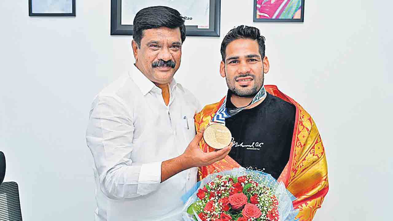 హుసామ్‌కు మంత్రి వేముల అభినందన