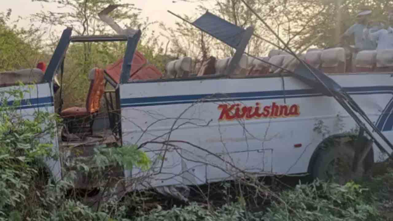 Bus Accident | పెళ్లి బృందంతో వెళ్తున్న బస్సు బోల్తా.. ఐదుగురు మృతి, 15 మందికి గాయాలు