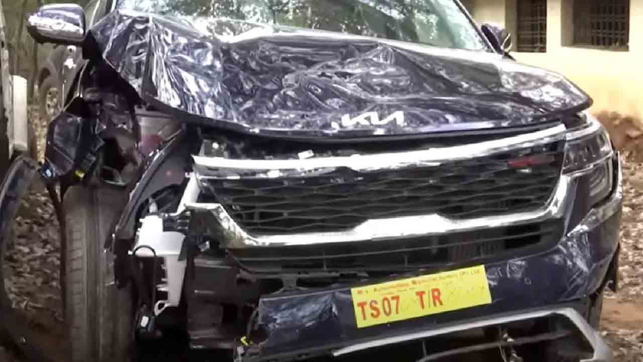 Accident | అల్వాల్‌లో యువతి హల్‌చల్‌.. కొత్త కారుతో బీభత్సం