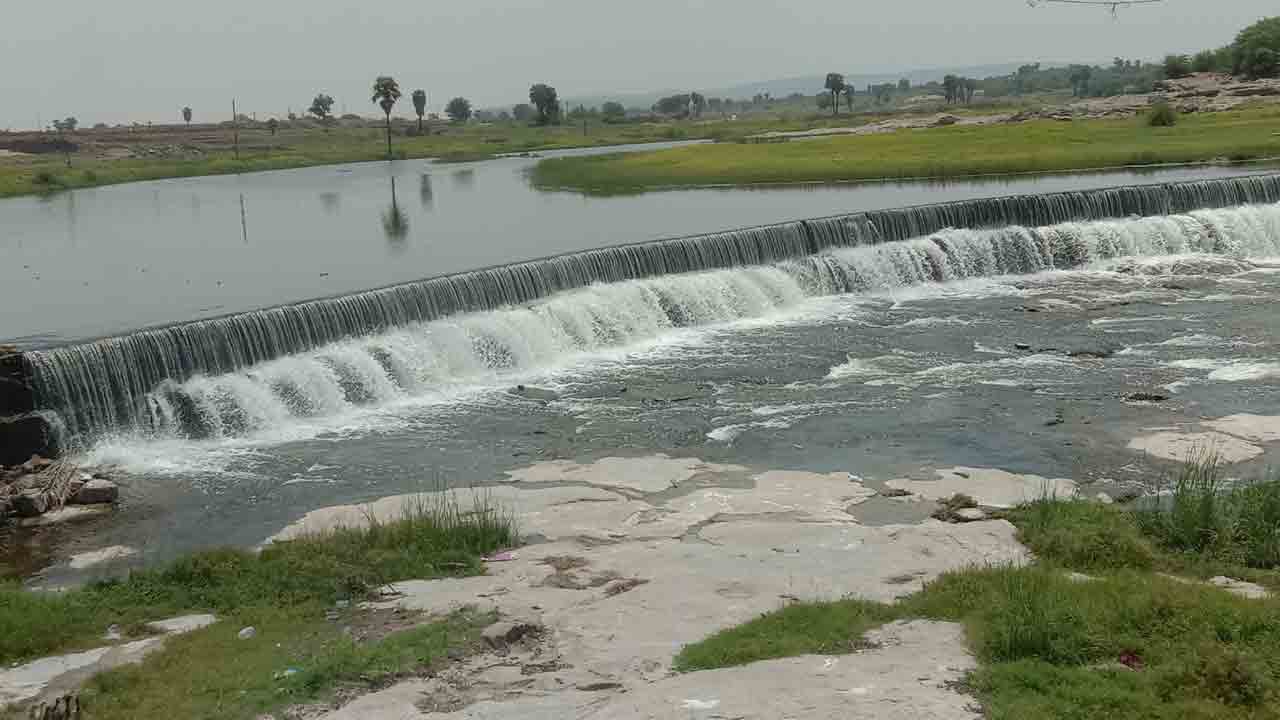 మండుటెండలోనూ మత్తడి