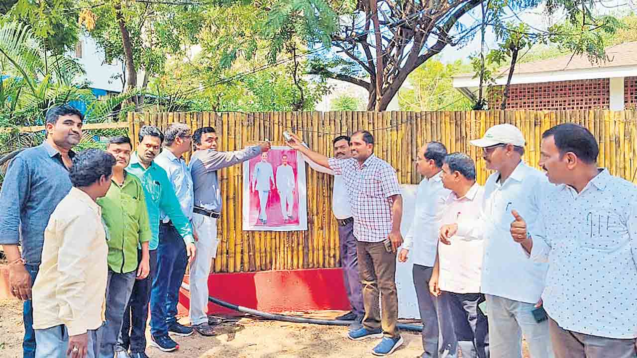 సీఎం కేసీఆర్‌, మంత్రి హరీశ్‌రావు ఫ్లెక్సీకి క్షీరాభిషేకం