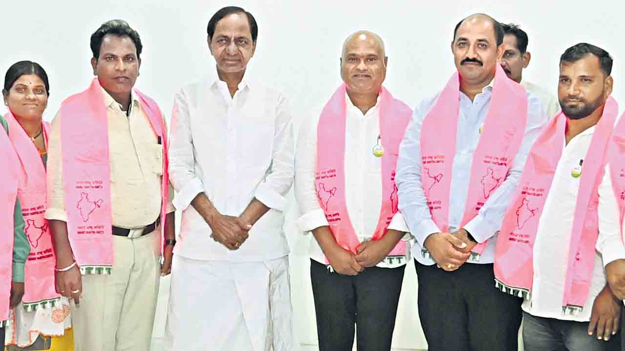 BRS |  భూమిపుత్ర సంఘటన్‌ బీఆర్‌ఎస్‌లోకి .. ముఖ్యమంత్రి కేసీఆర్‌ సమక్షంలో చేరిన వివిధ పార్టీల నేతలు 