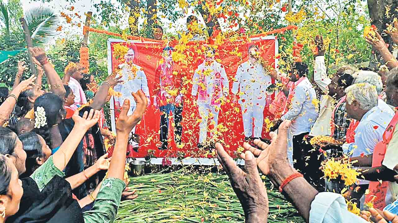 సీఎం కేసీఆర్‌ చిత్రపటానికి పుష్పాభిషేకం