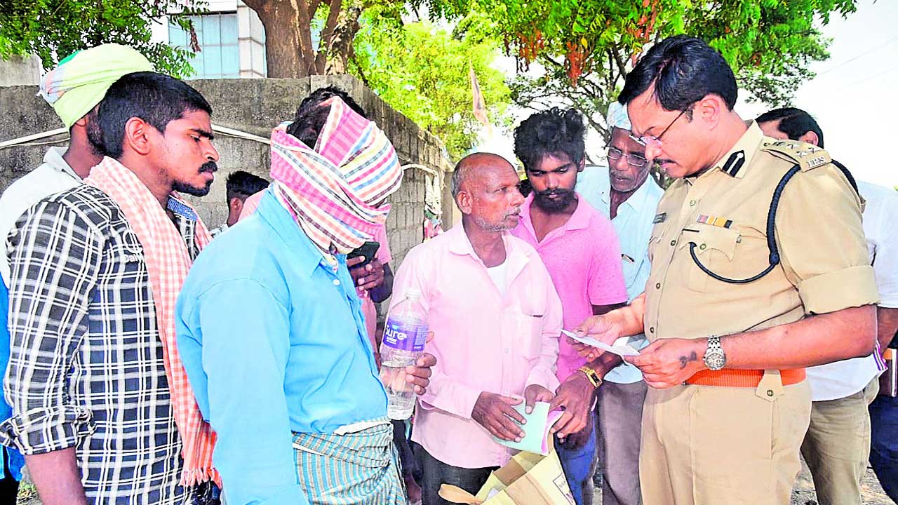 అన్నదాతలకు ఖాకీల దన్ను