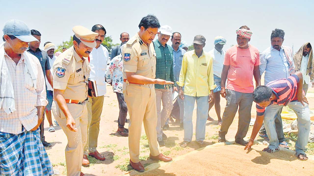 తరుగు తీస్తున్న రైస్‌మిల్లు సిబ్బందిపై సీపీ ఆగ్రహం