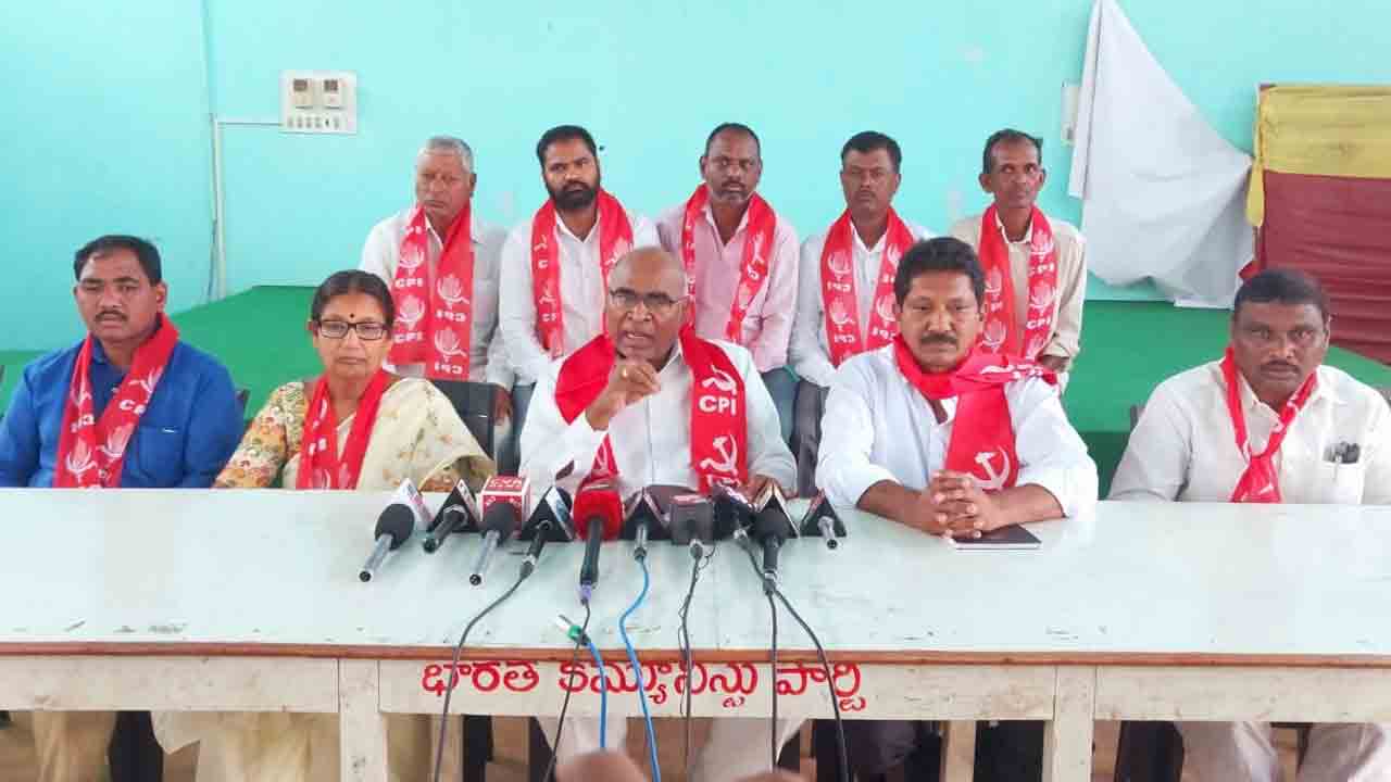 రాజదండంతో రాజకీయం చేస్తున్న బీజేపీకి బుద్ధి చెప్పాలి