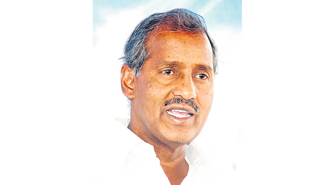 మహిళా రెజ్లర్లకు ప్రధాని క్షమాపణ చెప్పాలి