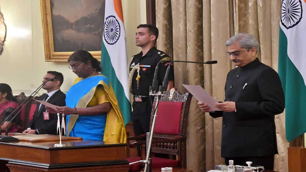 CVC | సీవీసీగా ప్రమాణం చేసిన ప్రవీణ్‌కుమార్‌ శ్రీవాస్తవ