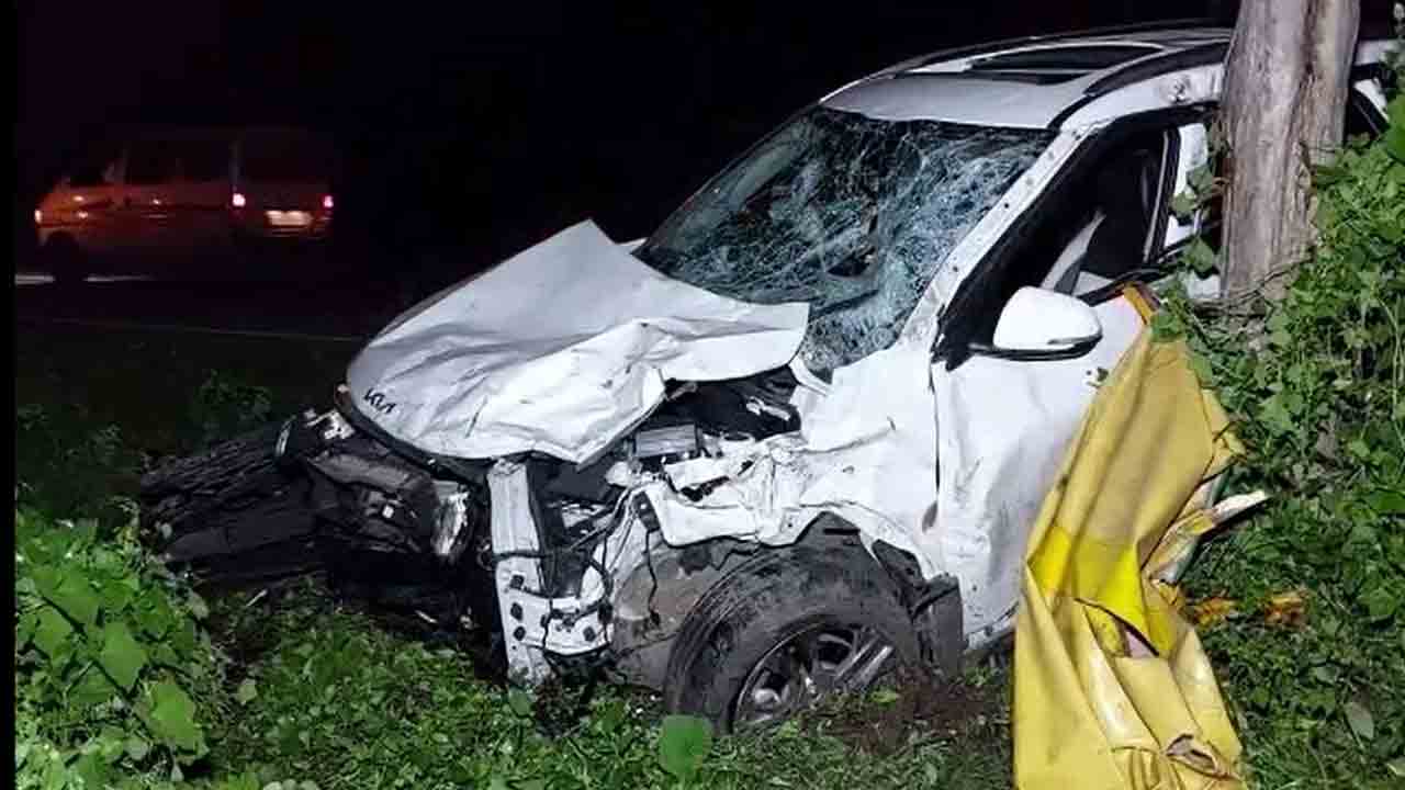 Road accident | అదుపుతప్పి రోడ్డు పక్కన చెట్లను ఢీకొట్టిన రెండు కార్లు.. ఐదుగురు దుర్మరణం