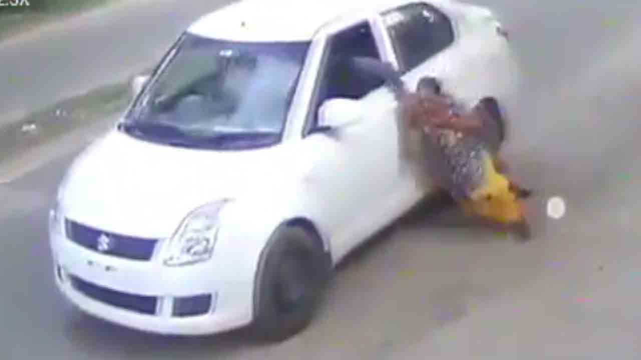 Watch: కారులోని వ్యక్తి చైన్‌ స్నాచింగ్‌కు యత్నం.. ప్రమాదం నుంచి తృటిలో తప్పించుకున్న మహిళ