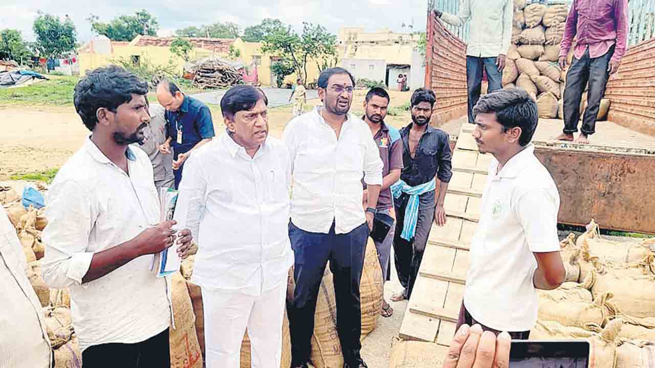 తడిసిన ప్రతి గింజనూ కొనుగోలు చేస్తాం