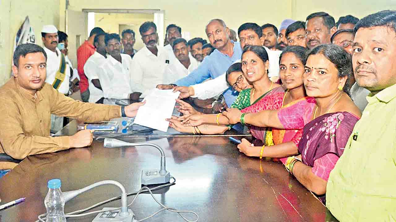 ఫిర్యాదుల‌పై త‌క్ష‌ణ‌మే స్పందించాలి