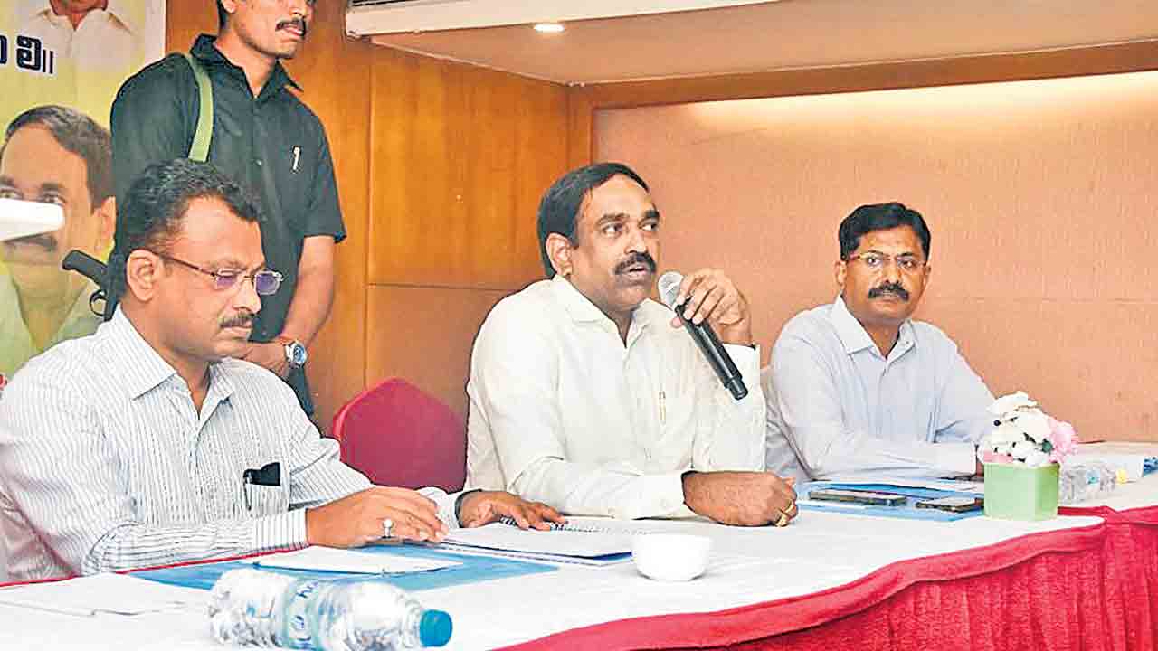 ఎవుసం యంత్రాల షోరూం