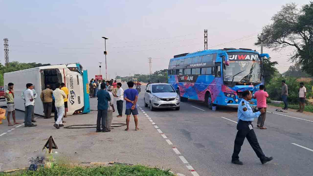 Accident | రెండు ప్రైవేట్‌ బస్సులు ఢీ.. పది మందికి గాయాలు