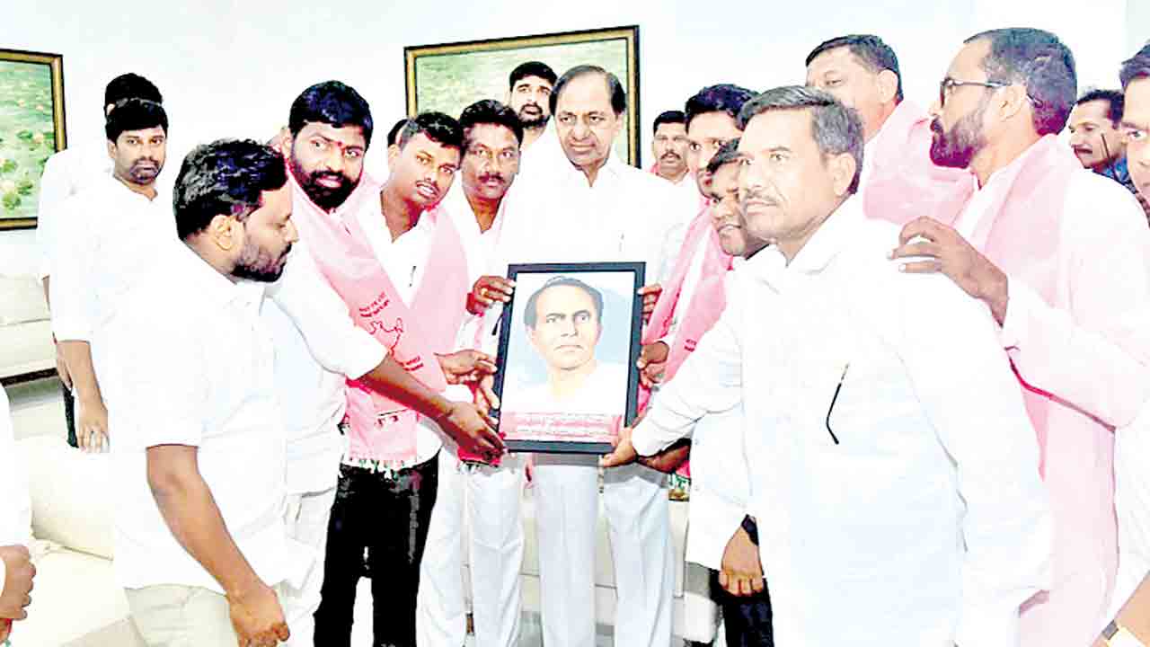 సీఎం కేసీఆర్‌ను కలిసిన అన్నాబావు సాటే నాయకులు