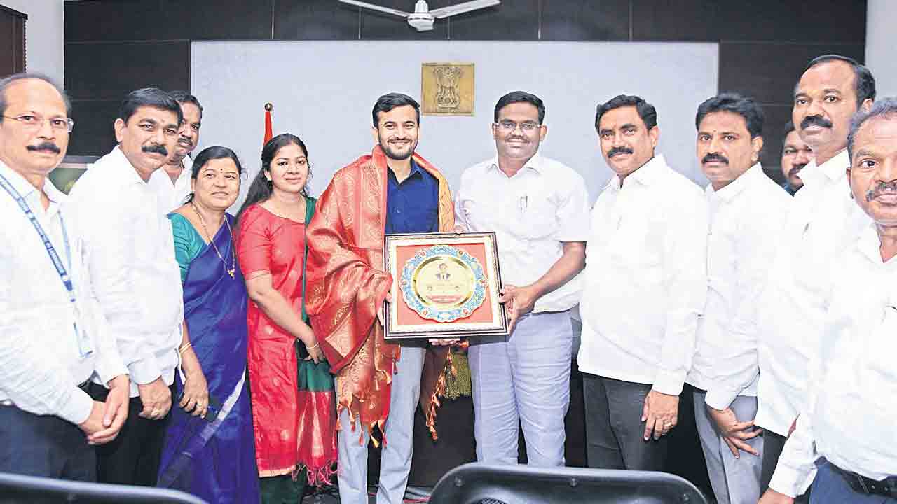 సివిల్స్‌ విజేత మహేశ్‌కు కలెక్టర్‌ అభినందన