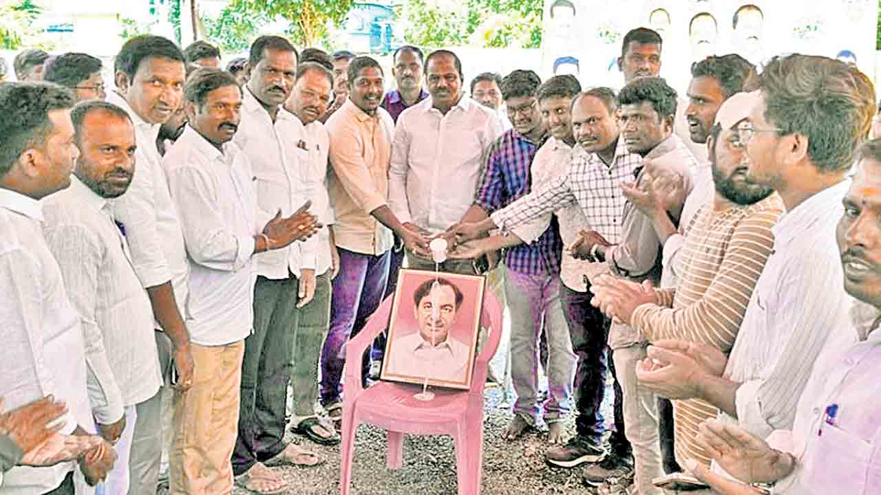 సీఎం కేసీఆర్‌ చిత్రపటానికి క్షీరాభిషేకం