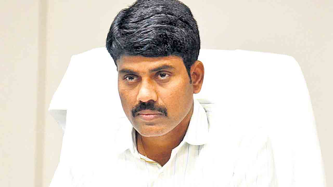 విధుల‌కు హాజ‌రు కాని కార్య‌ద‌ర్శుల‌ స్థానంతో కొత్త వారిని నియ‌మించాలి