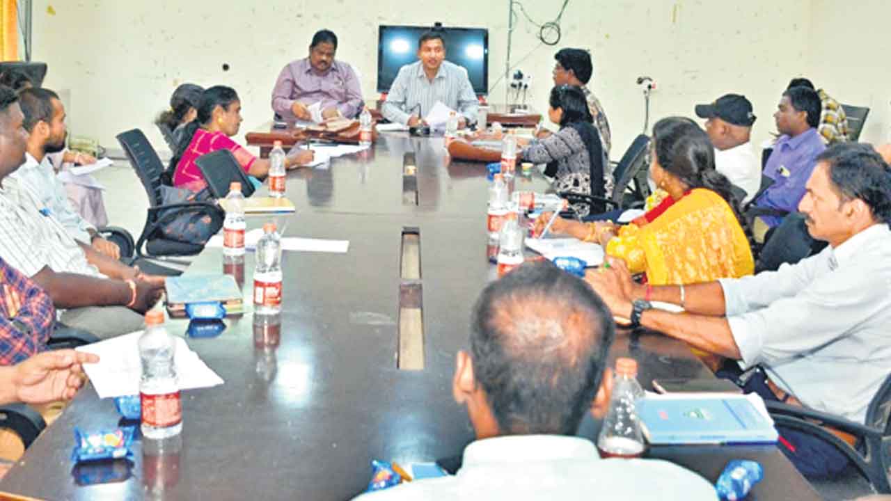 ఎరువులు అందుబాటులో ఉంచాలి