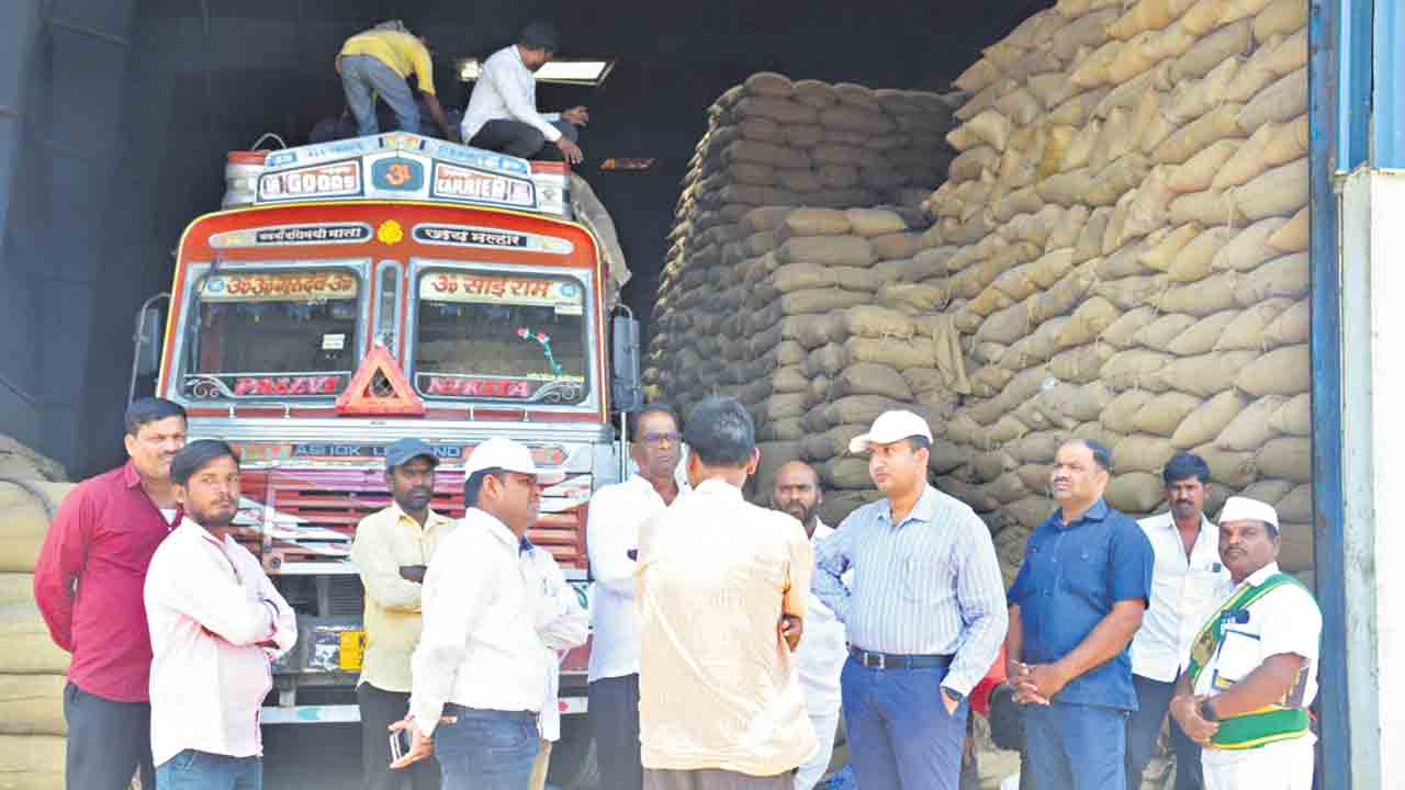 వేగంగా ధాన్యం కొనుగోళ్లు