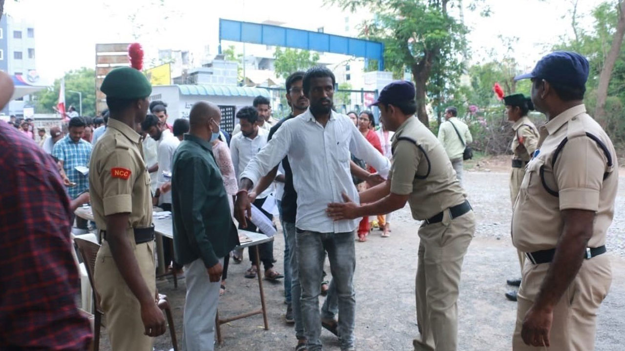 కానిస్టేబుల్‌ కొలువుల రాత పరీక్ష ప్రశాంతం