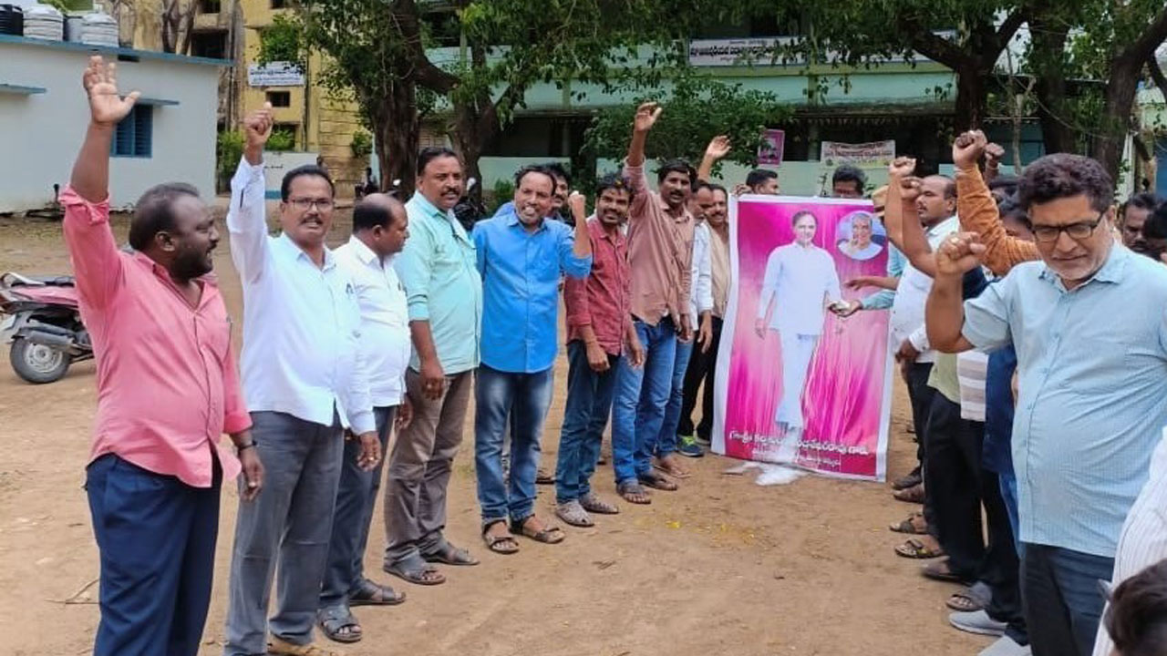 కాంట్రాక్ట్‌ ఉద్యోగుల సంబురం