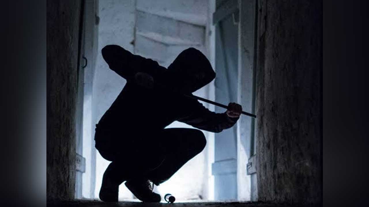 Theft in Jawahar Nagar | పెళ్లి ఇంట్లో భారీ చోరీ..! రూ.11లక్షల సొత్తు లూటీ చేసిన దొంగలు