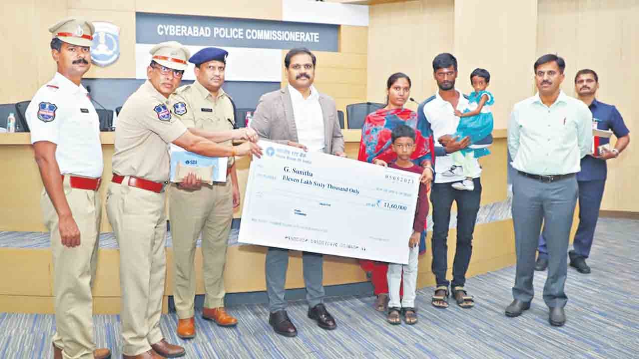 అండగా ఉండి.. చేయూతనిచ్చి