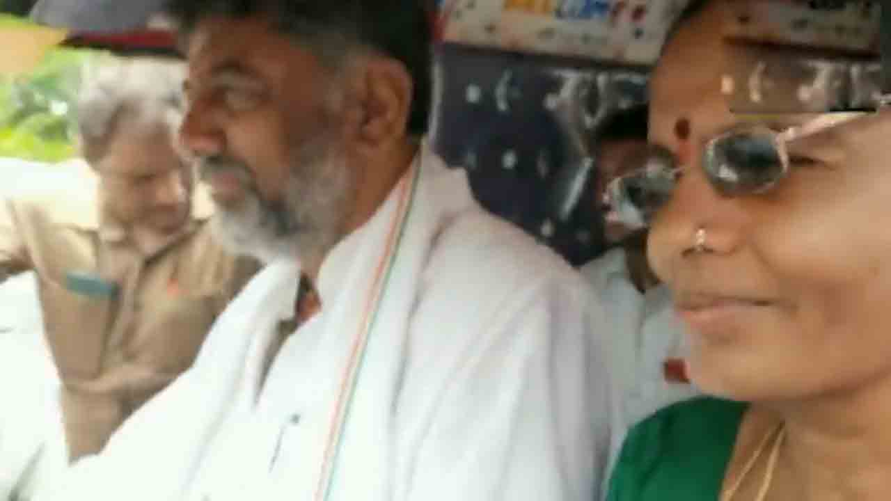 DK Shivakumar | ఓటర్లను ఎక్కించుకుని ఆటో నడిపిన కర్ణాటక కాంగ్రెస్‌ చీఫ్‌ డీకే శివకుమార్‌.. వీడియో
