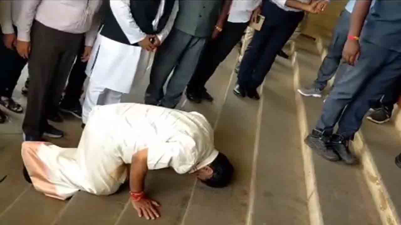 Watch: కర్ణాటక డిప్యూటీ సీఎం డీకే శివకుమార్‌ తనదైన స్టైల్‌లో విధాన సౌధలోకి ఎంట్రీ.. వీడియో