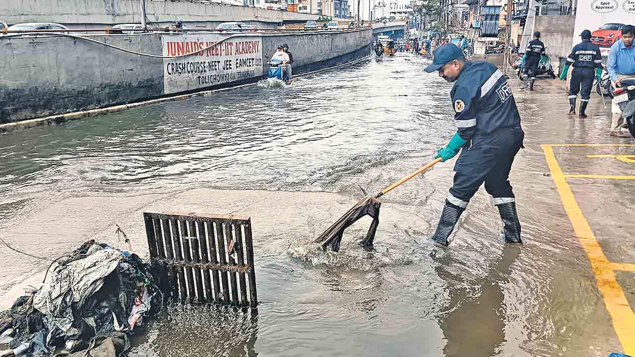 యుద్ధప్రాతిపదికన బల్దియా సహాయక చర్యలు