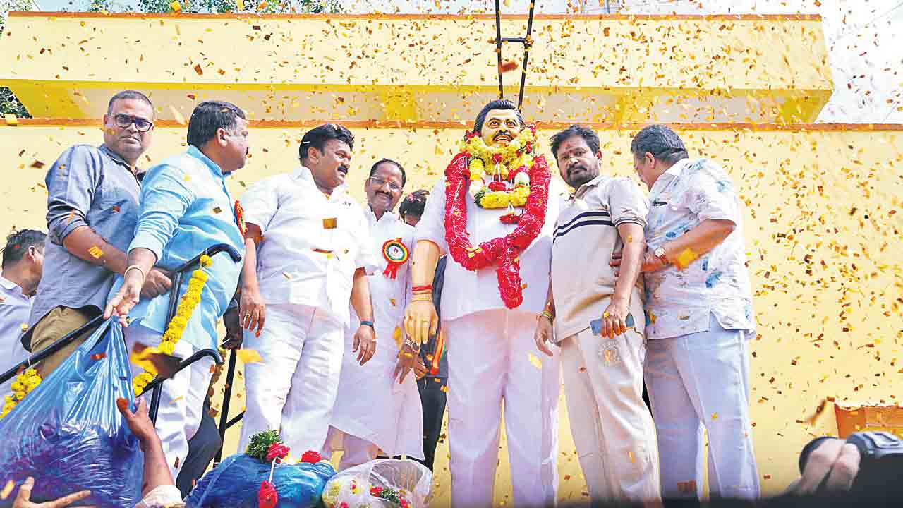 సినీరంగంలో దాసరిది పెద్దన్న పాత్ర