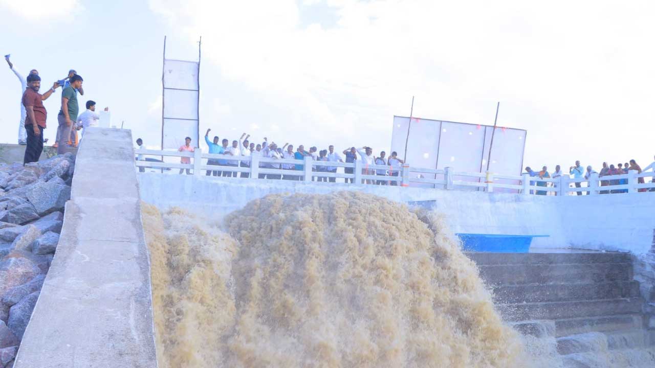 బ్రహ్మణ వెల్లంలకు ఎగిసిన కృష్ణమ్మ