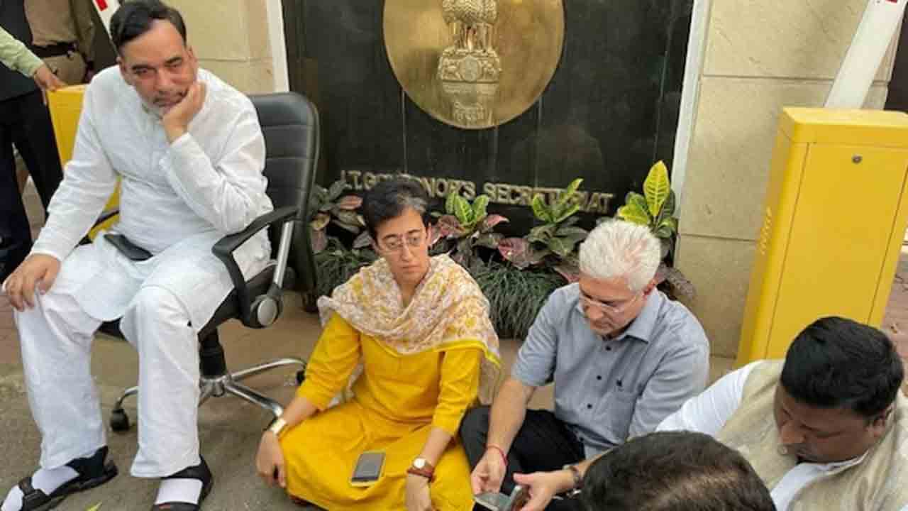 Delhi ministers Protest | ఢిల్లీ ఎల్జీ నివాసం వద్ద ఆప్‌ మంత్రుల నిరసన.. సుప్రీంకోర్టు తీర్పునకు కట్టుబడాలని డిమాండ్‌