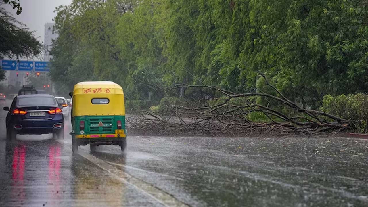 Delhi | ఢిల్లీలో భారీ వర్షం.. రానున్న 3-4 రోజుల్లో పిడుగులు పడే అవకాశం ఉందన్న వాతావరణ శాఖ
