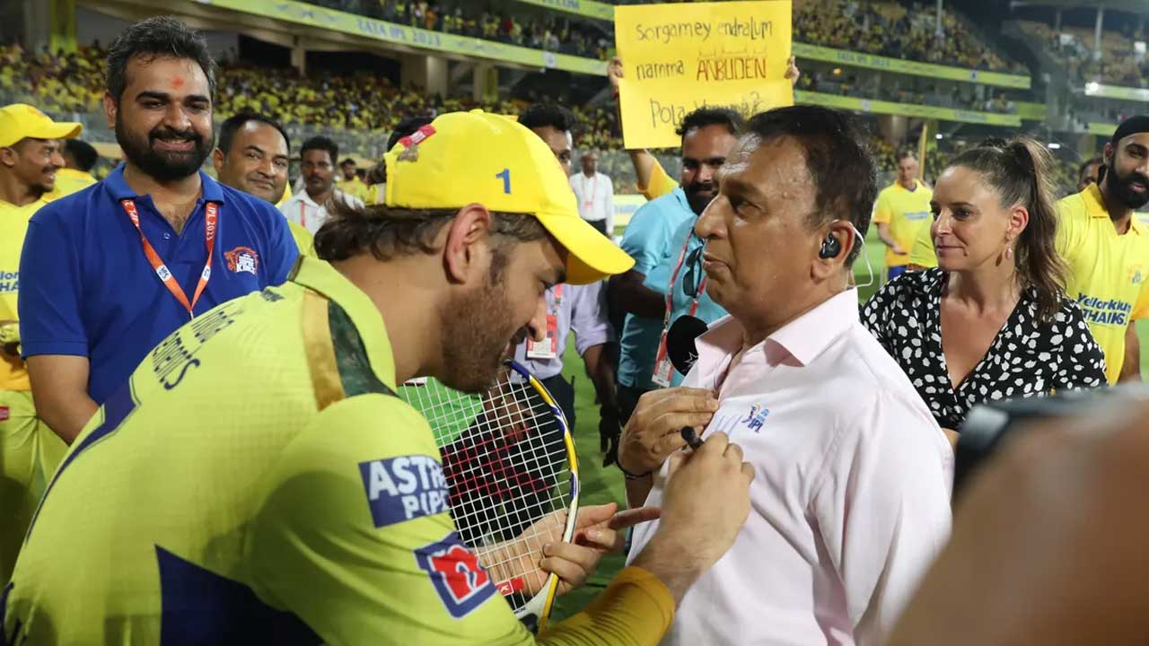 Sunil Gavaskar | సునీల్‌ గవాస్కర్‌ అంగిపై ధోనీ ఆటోగ్రాఫ్‌..