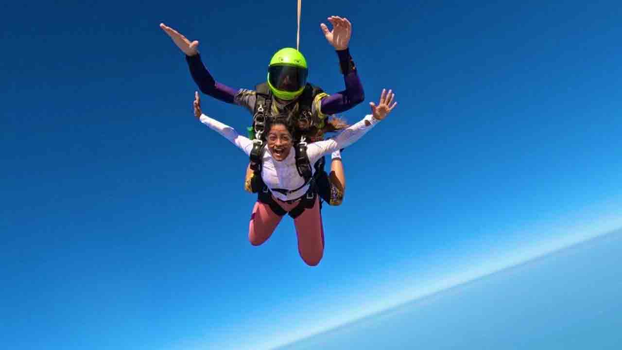 Dimple Hayathi | డింపుల్‌ హయతి రిలాక్సేషన్‌ మూడ్‌.. అడ్వెంచరస్‌ స్కైడైవింగ్‌