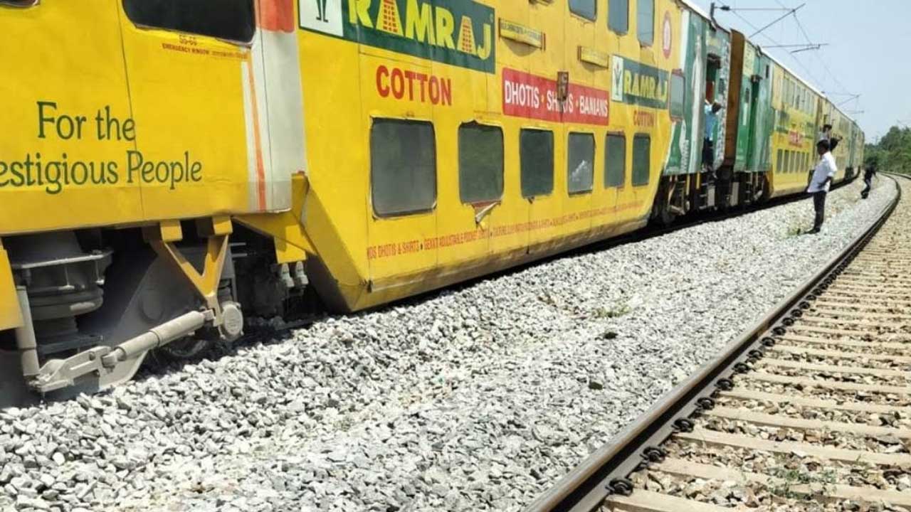 Derail | చిత్తూరులో పట్టాలు తప్పిన డబుల్‌ డెక్కర్‌ రైలు