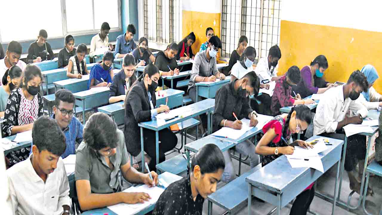 నెల రోజుల్లో 8 సెట్‌లు