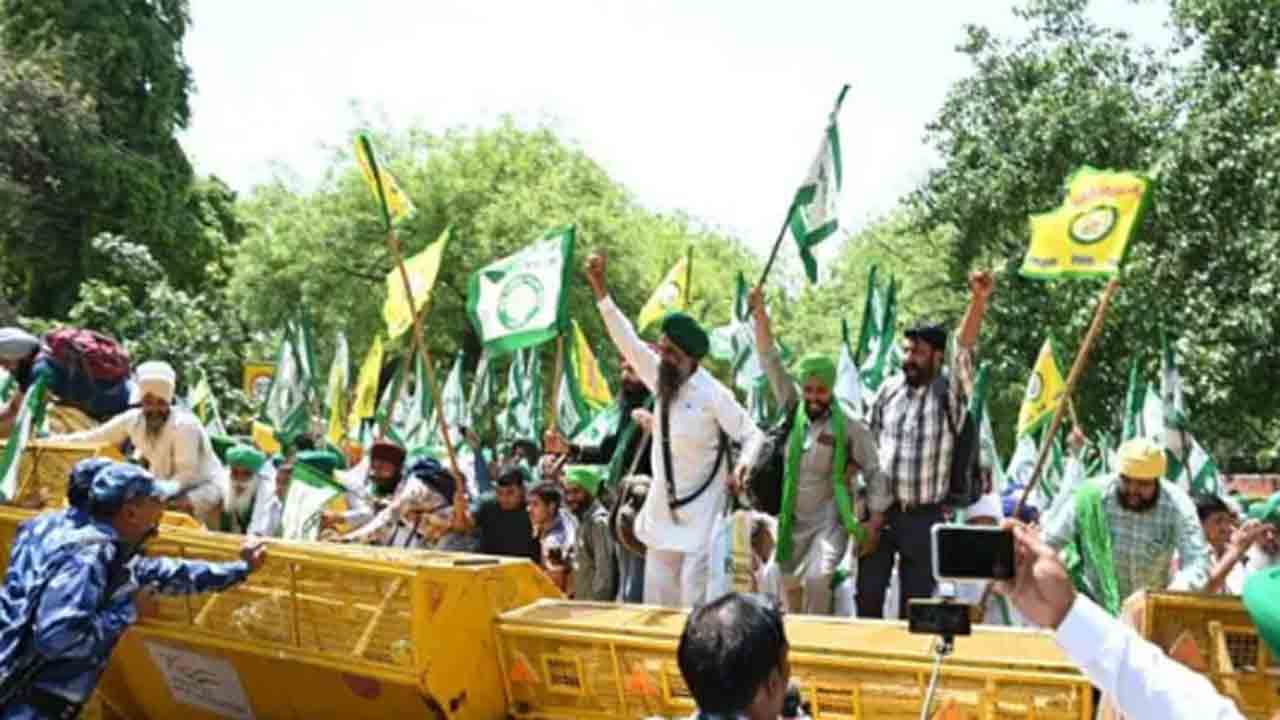 Watch: రెజ్లర్ల నిరసనలో పాల్గొనేందుకు.. బారికేడ్లను తొలగించి చొచ్చుకెళ్లిన రైతులు