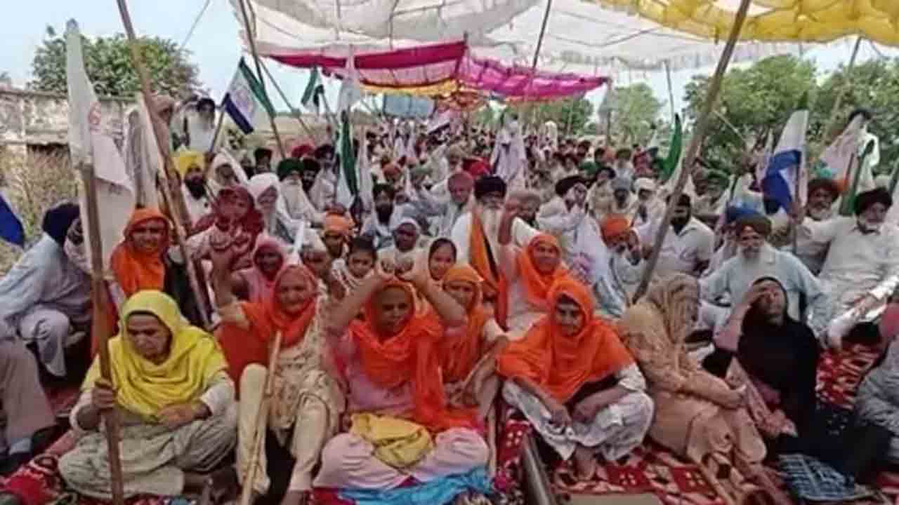 Farmers Protest |  రైలు పట్టాలపై రైతుల నిరసన.. రైళ్ల రాకపోకలపై ప్రభావం