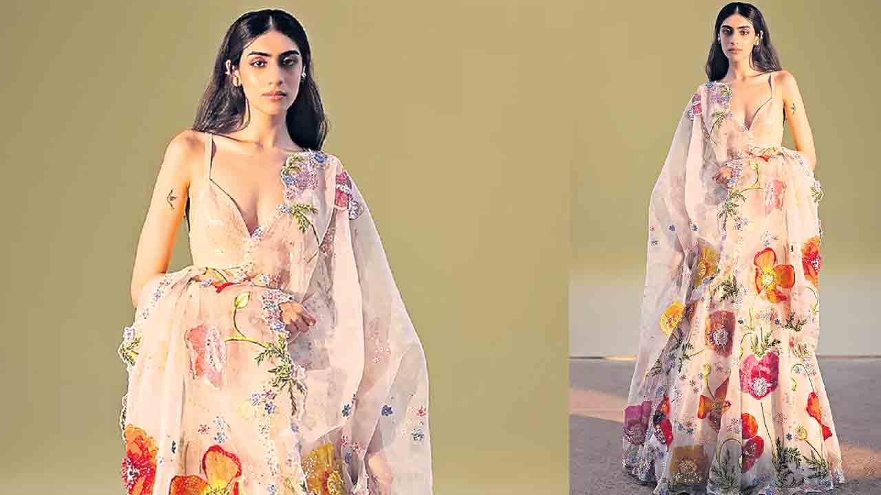 డ్రెస్సు విరిసింది!