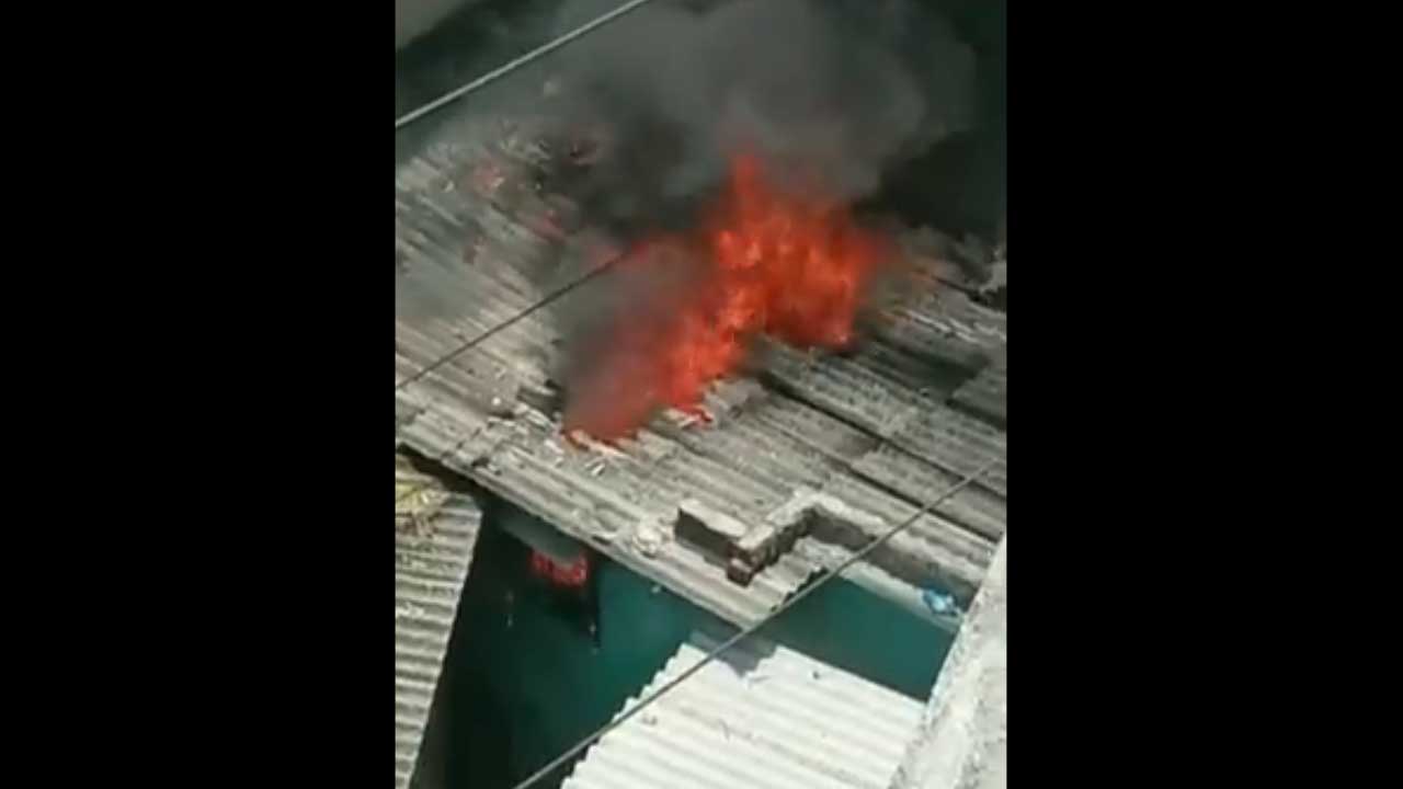 Fire accident | ఇంట్లో చెలరేగిన మంటలు.. నలుగురికి తీవ్ర గాయాలు.. వీడియో