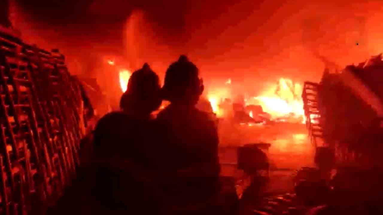 Srisailam | శ్రీశైలంలో భారీ అగ్నిప్రమాదం.. షార్ట్‌సర్క్యూట్‌తో 15 దుకాణాలు దగ్ధం