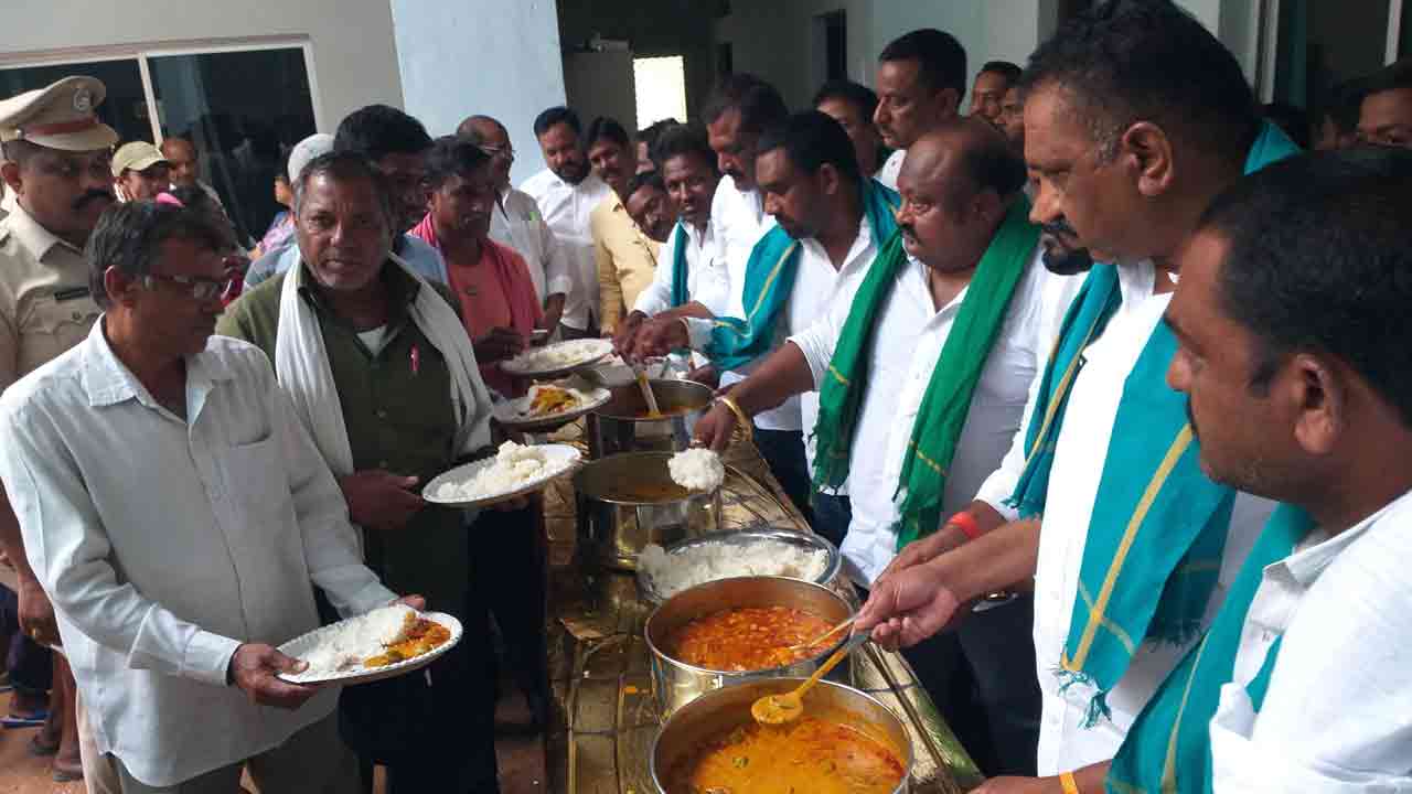 రైతులకు మధ్యాహ్న భోజనం