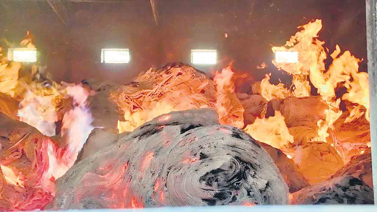 గోదాంలో నిప్పురవ్వ