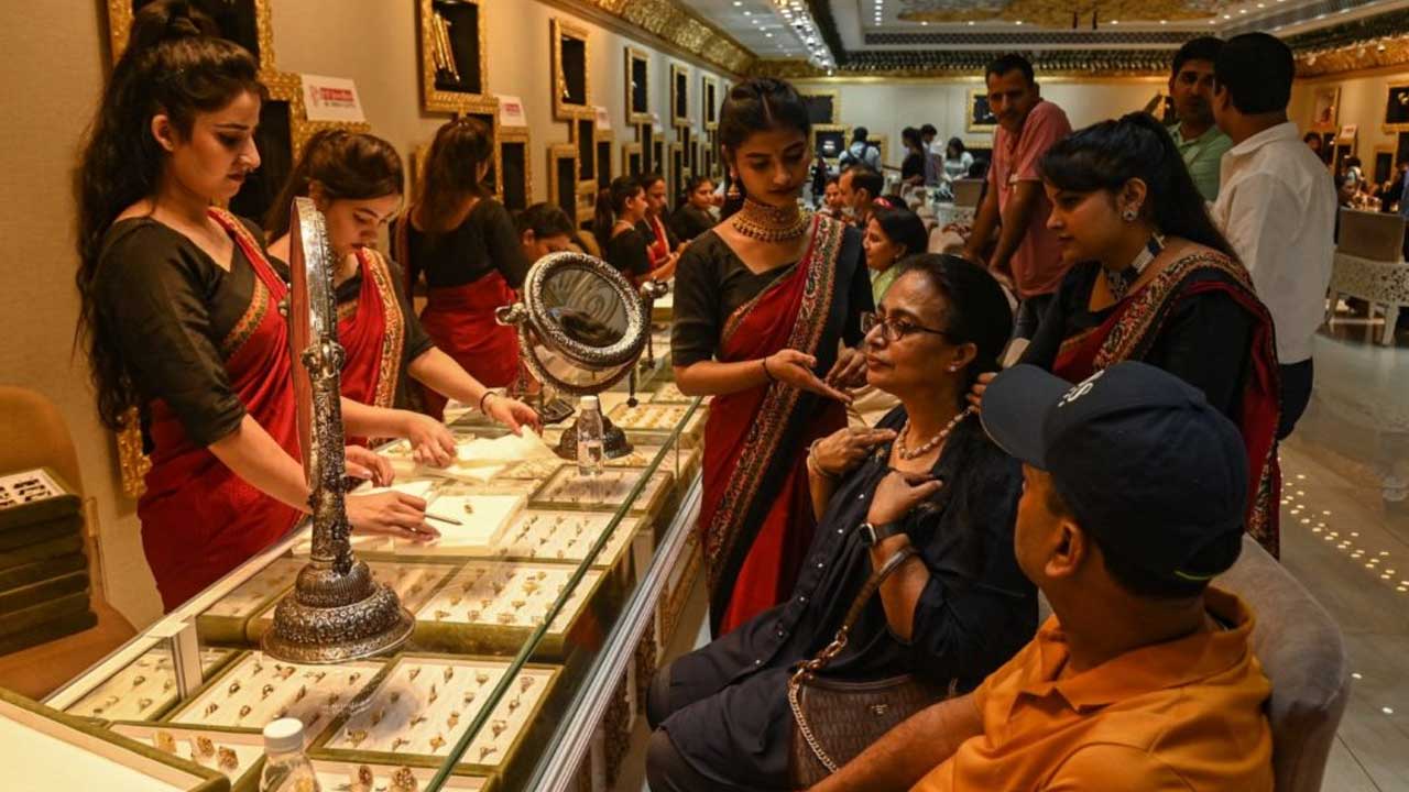 Gold Rush | బంగారం ధర రికార్డు స్థాయికి చేరినా పెరిగిన కొనుగోళ్లు.. ఎందుకో తెలుసా?